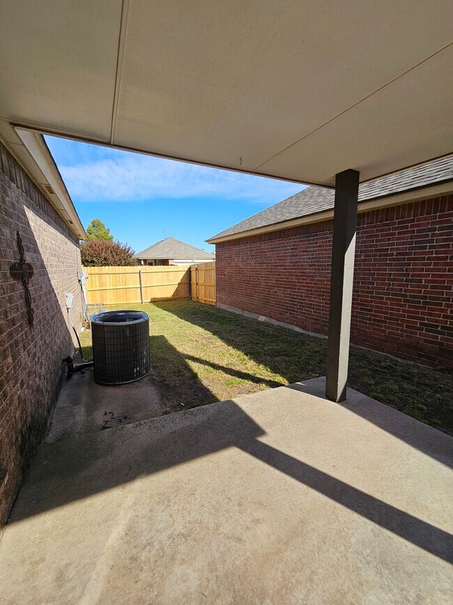 Building Photo - (3) Bed or (2)Bed + Bonus Room/(2.5) Bath ...