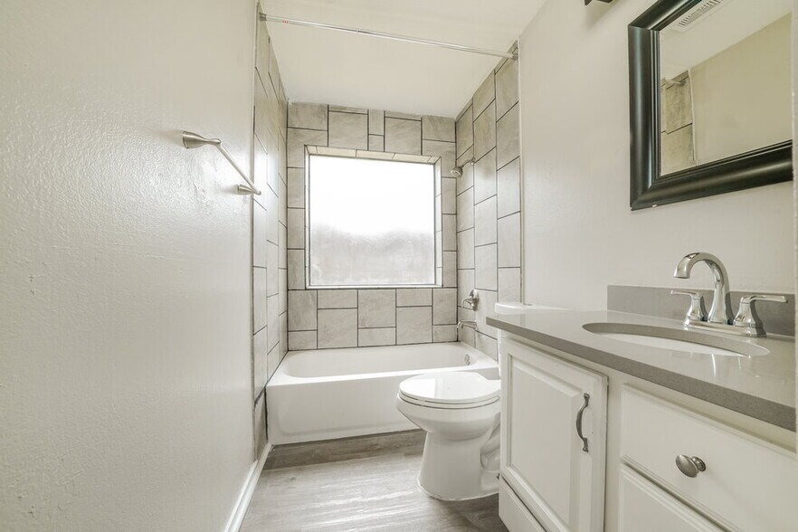 Building Photo - 8801 Pine Forest Dr