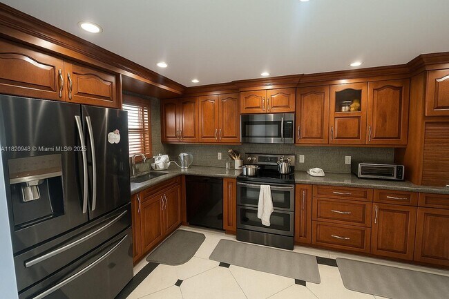 Building Photo - 511 Bayshore Dr
