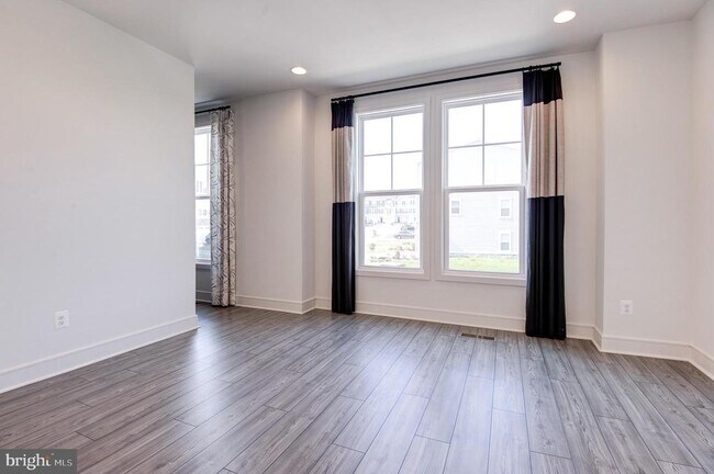 Building Photo - 135 Wake Robin Ct