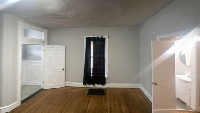 Building Photo - Spacious 4-Bedroom Home with Excellent Tra...