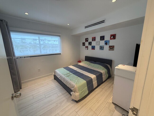 Building Photo - 1150 Collins Ave