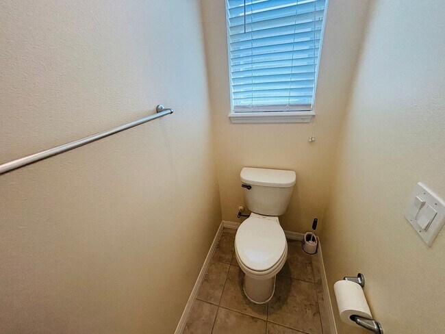 Building Photo - Beautiful move in ready, large 2/2 in Ocala Preserve - All ages