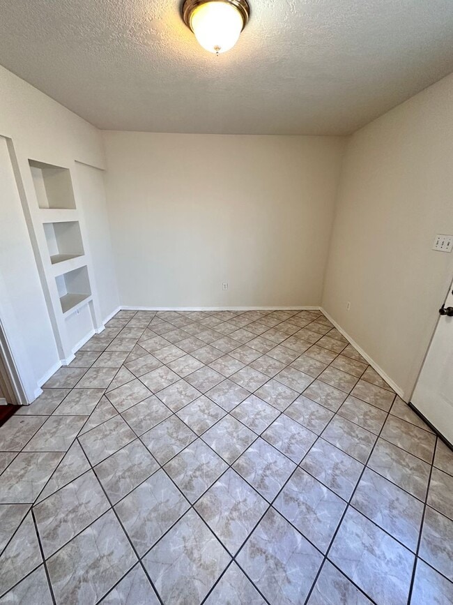 Building Photo - Located Near Downtown 2 Bedroom 1 Bathroom