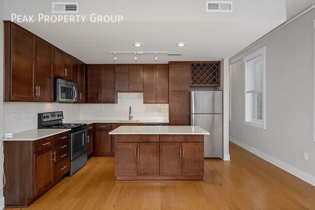 Building Photo - Broadway Square