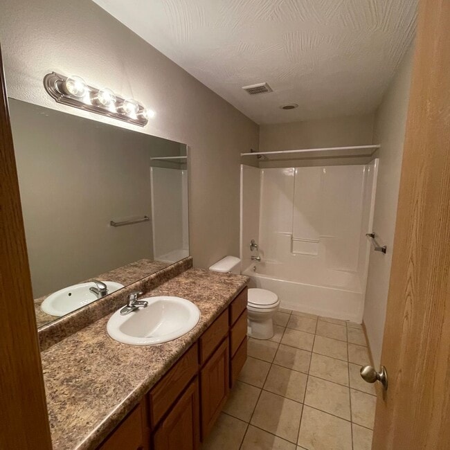 Building Photo - Beautiful 4 bedroom 3 full bathroom Townhome - Owner Special -Move in March and pay no rent until...