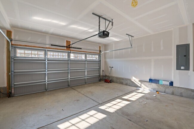 Building Photo - YORK COUNTY 4Bdrm w/Fenced BCKYD.