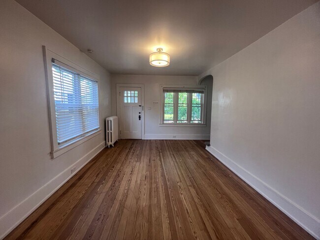 Building Photo - Updated 3-Bedroom Home in the Midtown Area – Heat & Water Included!