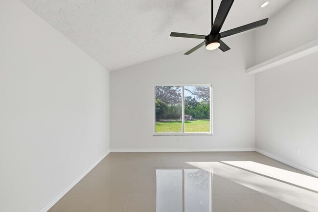 Building Photo - 3031 SE Galt Cir