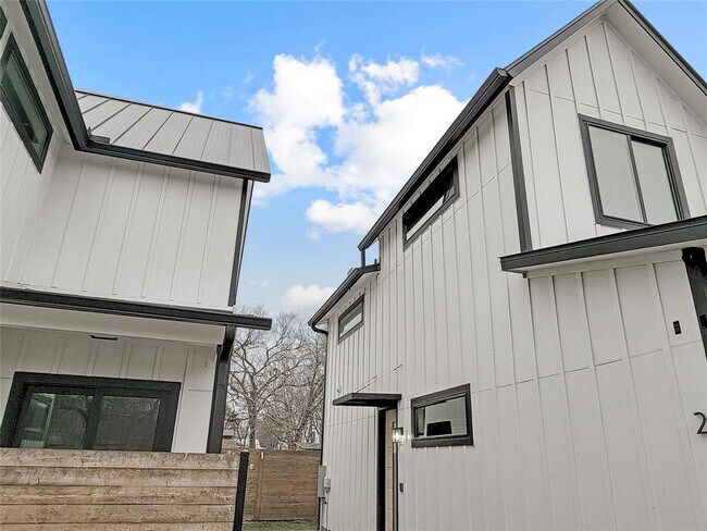 Building Photo - 6100 Walker Ln