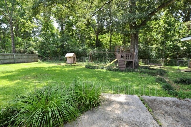 Building Photo - 2530 Chantulane Ave