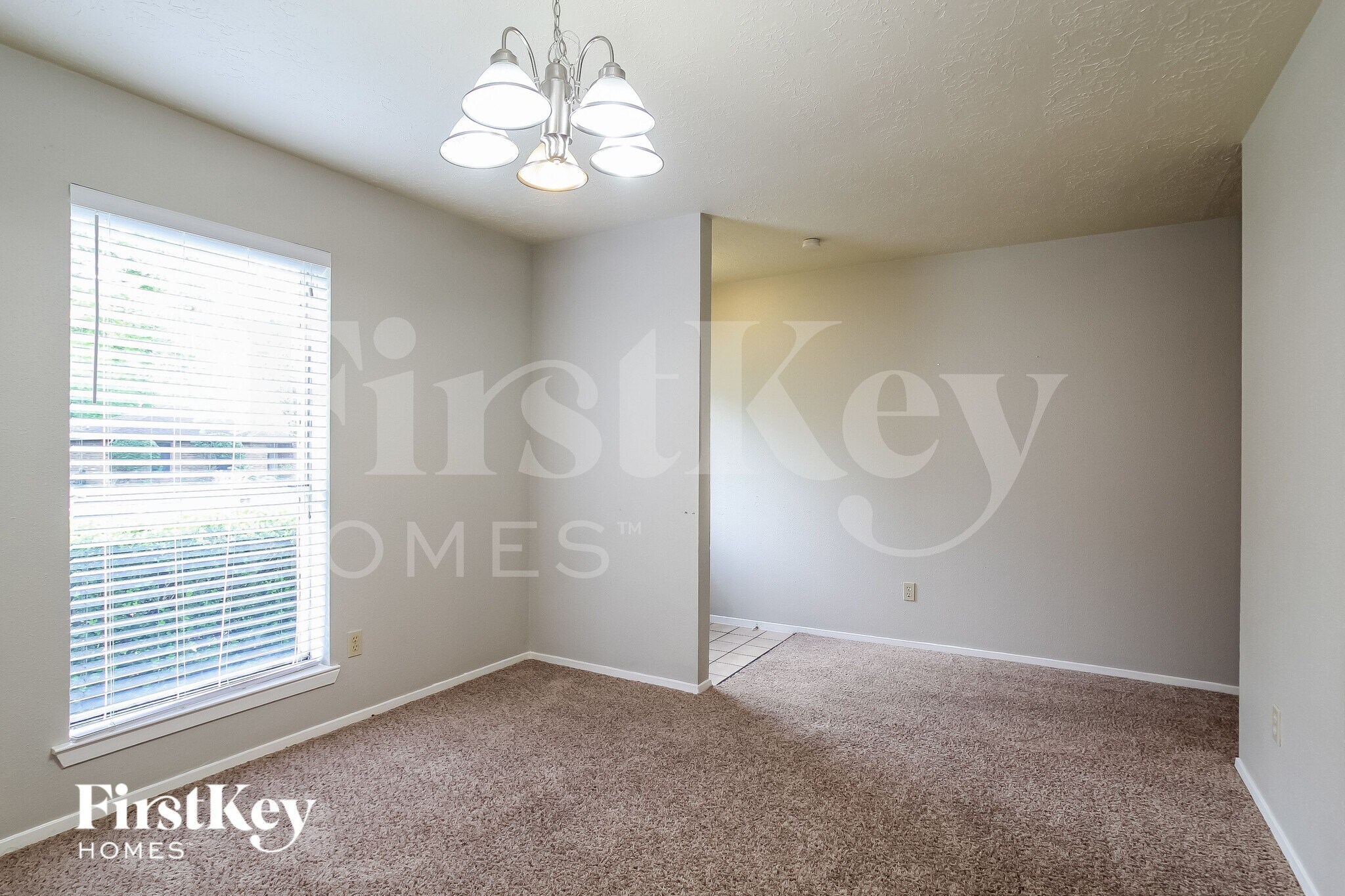 Building Photo - 2118 Knollbrook Ln