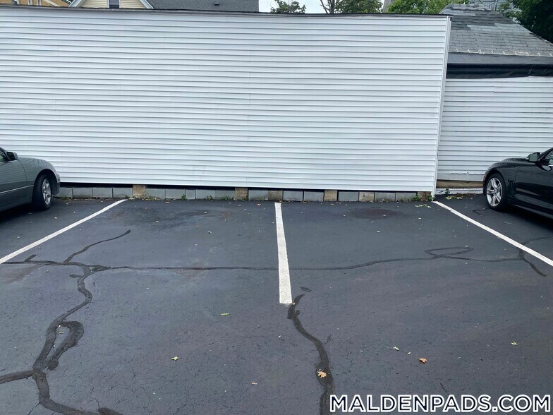 Building Photo - 90 Maple St