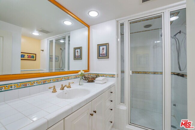 Building Photo - 1336 Bienveneda Ave