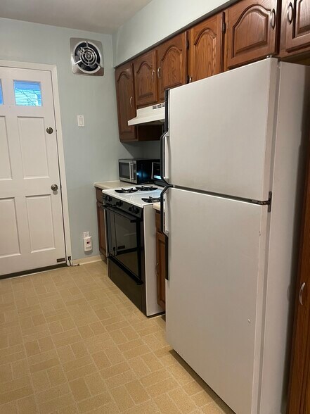 Kitchen - 365 Spahr St
