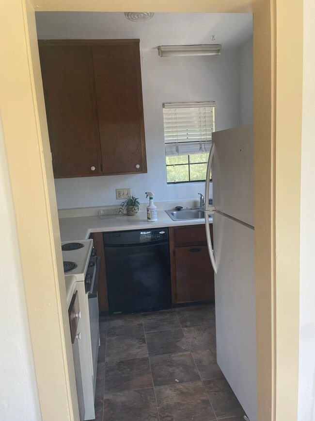Building Photo - 1 bedroom Downtown Apartment in Historic D...