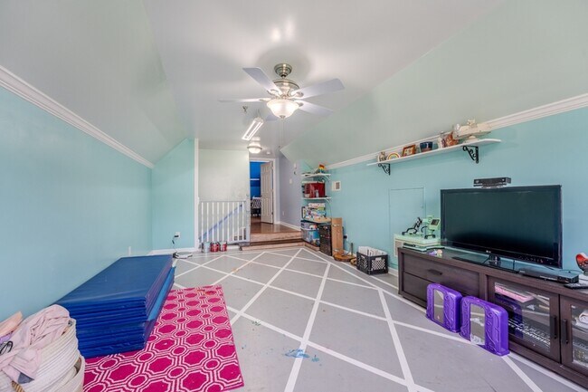 Building Photo - 220 Dolphin Dr