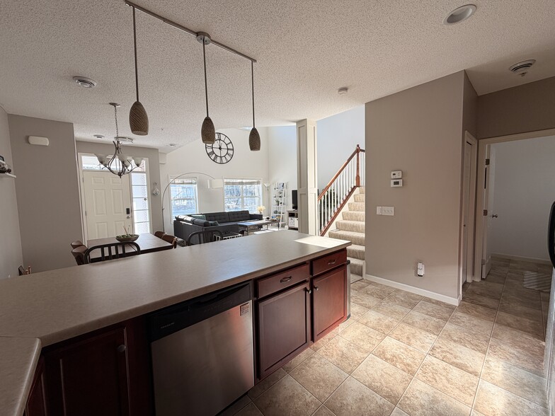 Building Photo - 515 W 84th St