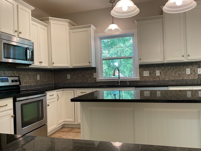 Building Photo - 4 Bedroom 2.5 Bathroom located in Old Mill...