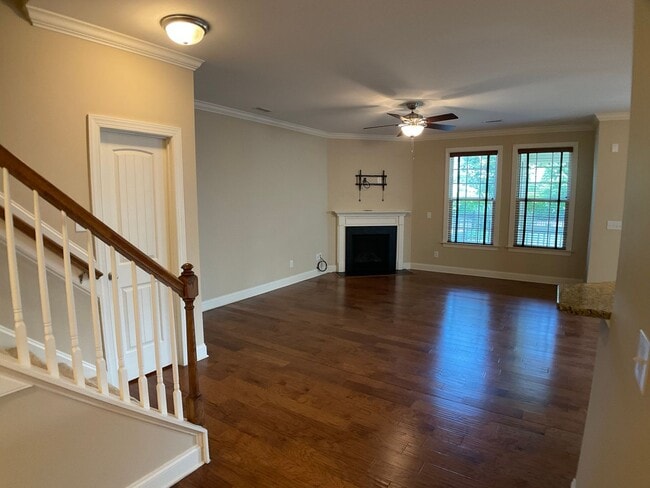 Building Photo - Absolutely Gorgeous and Spacious in Renais...