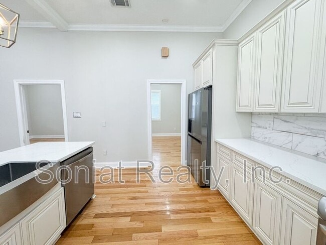 Building Photo - 3307 Baudin St