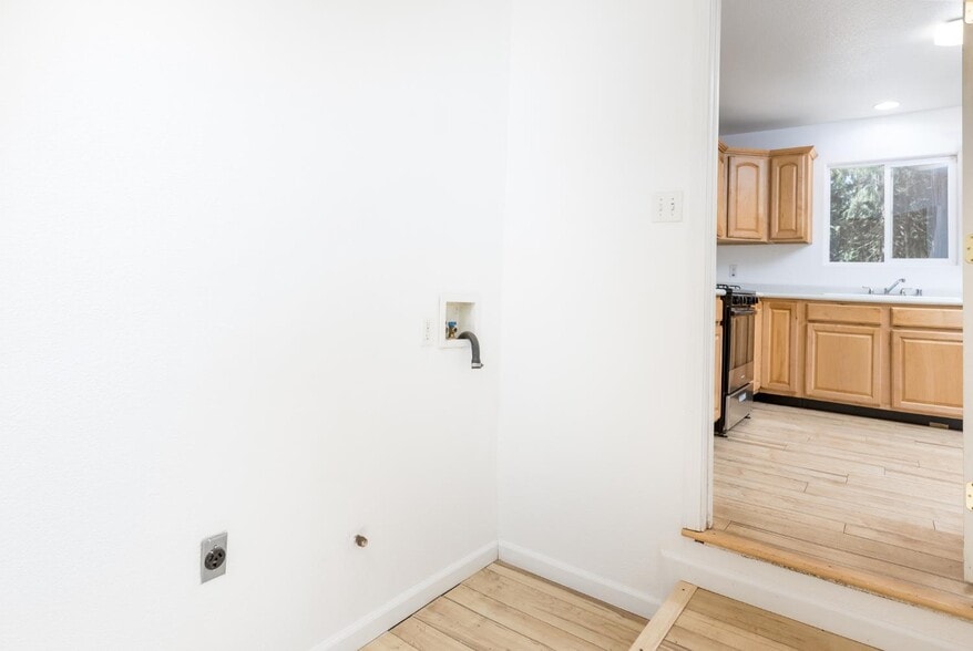 Building Photo - 6885 Kings Row Dr