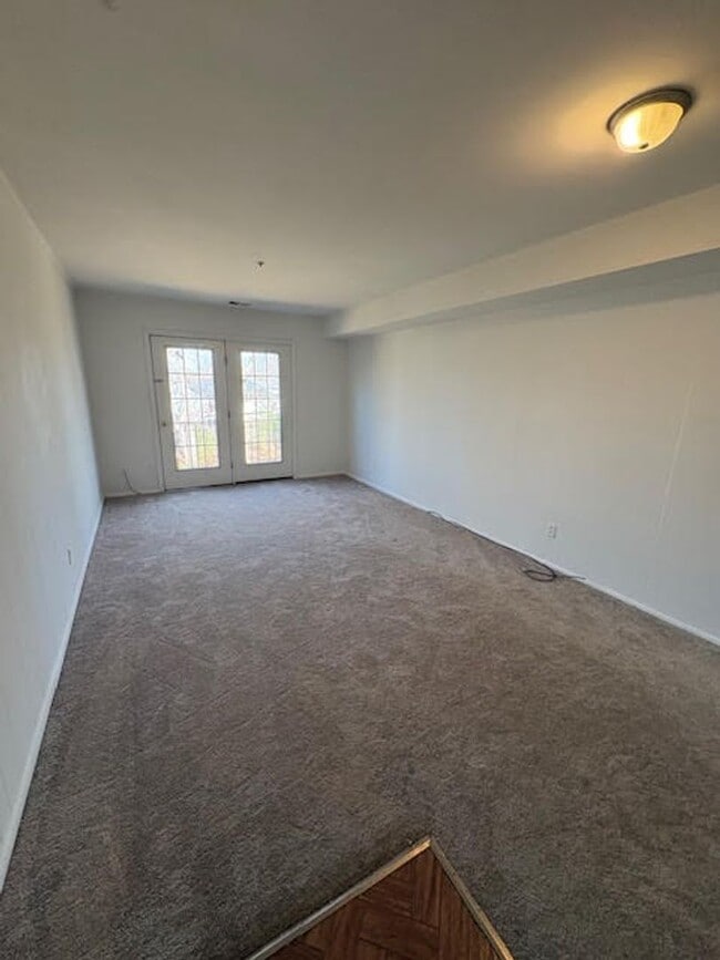 Building Photo - Three Bed One and Half Bath