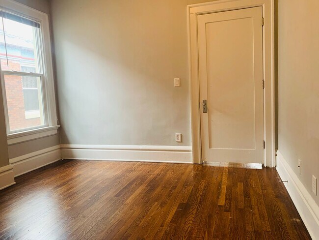 Building Photo - 3 bedroom 1.5 bath one block from Franklin Conservatory