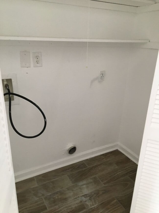 Building Photo - 2 Bedroom 2.5 Bath two story townhome