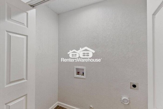 Building Photo - MOVE IN READY - 3BED/2.5BATH - CARROLLTON ...