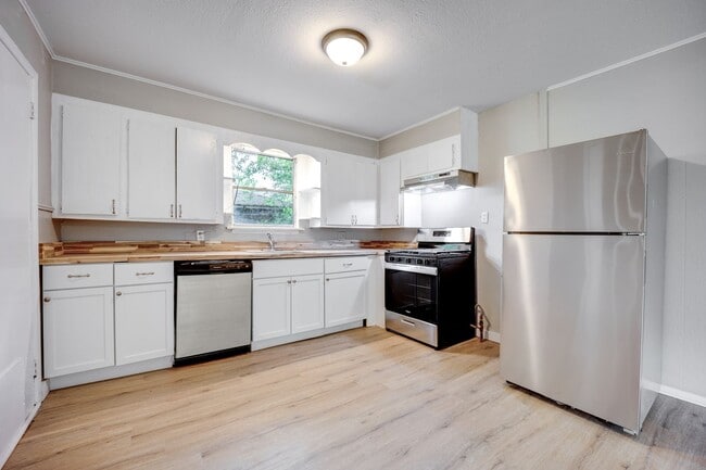 Building Photo - FREE MONTH RENT! Freshly Updated 3 Bedroom House