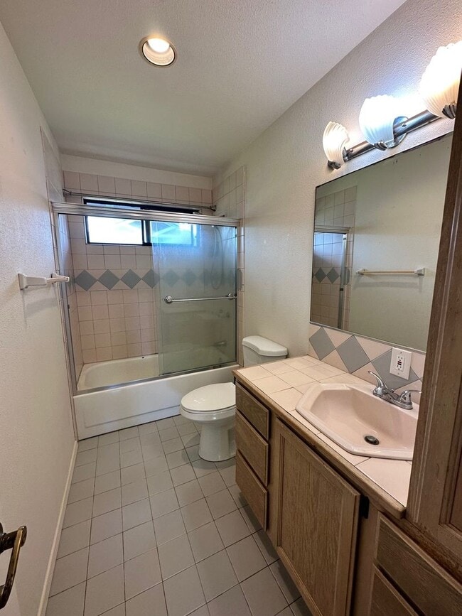 Building Photo - Kahana Three Bedroom/Two bathroom