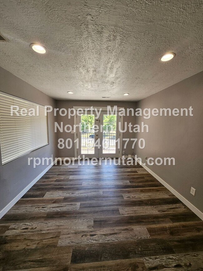 Building Photo - 902 Sullivan Dr