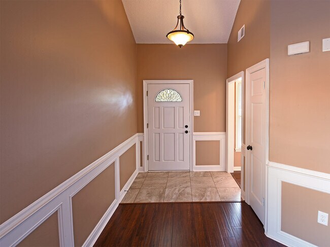 Building Photo - 3 Bedroom, 2 Bathroom Near S Walnut bend and Wolf River Blvd