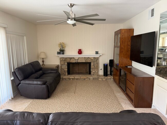 Family room - 23446 Blythe St