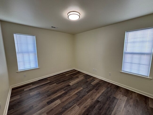 Building Photo - Charming, centrally located, 3 Bed 2 Bath ...