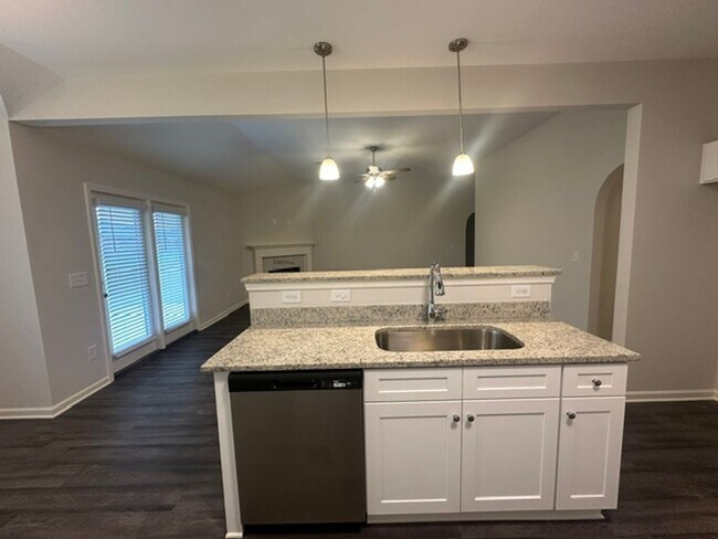 Building Photo - 444 Country Club Dr