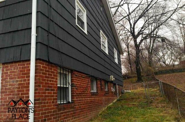 Building Photo - Spacious Single Family home with Huge Back...