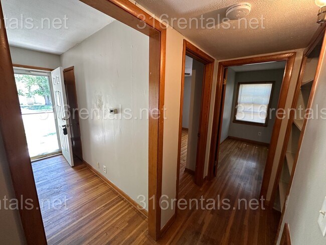 Building Photo - $925 - 2 bed 1 bath - Single Family Home