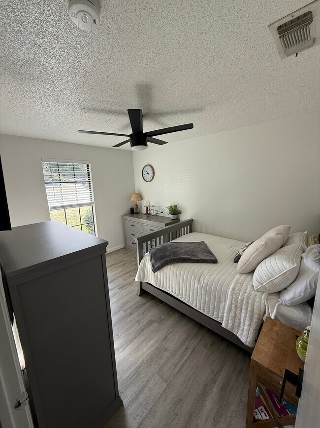 Building Photo - 3402 Azalea Dr