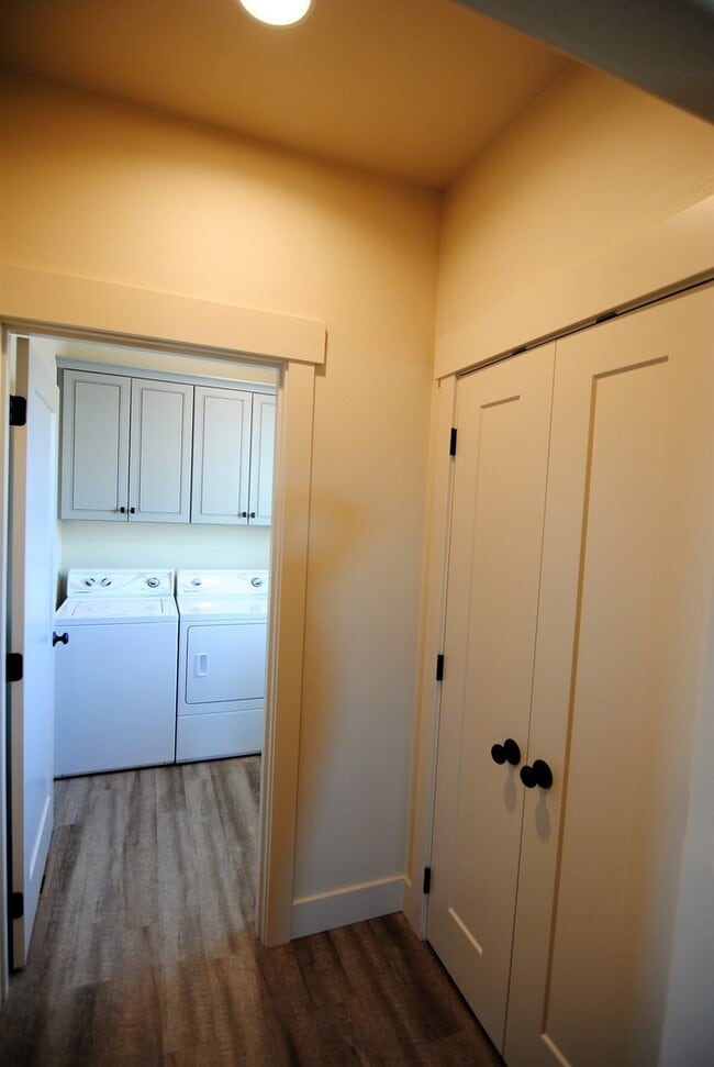 Building Photo - 1712/1714 Danny Boy Ln. Duplex