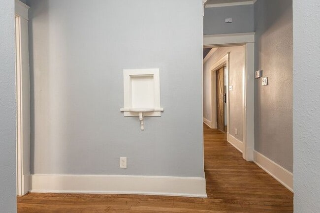 Building Photo - Midtown charm!