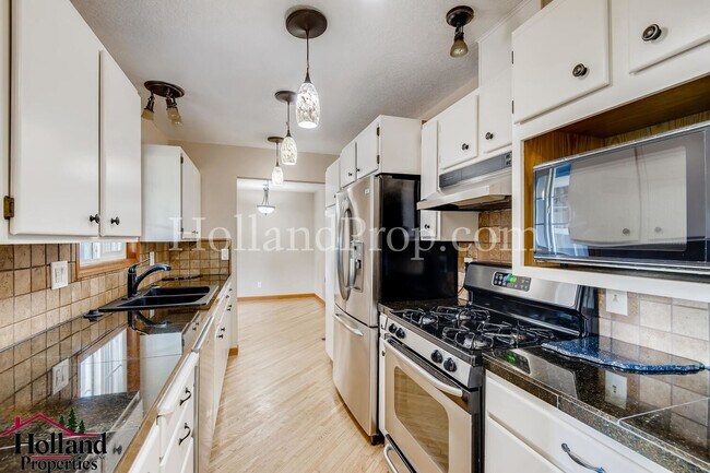 Building Photo - Espectacular Single Level 4 Bed Home in Hi...