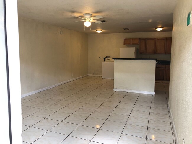 Building Photo - Large 2-1 apartment with New Impact windows and central air