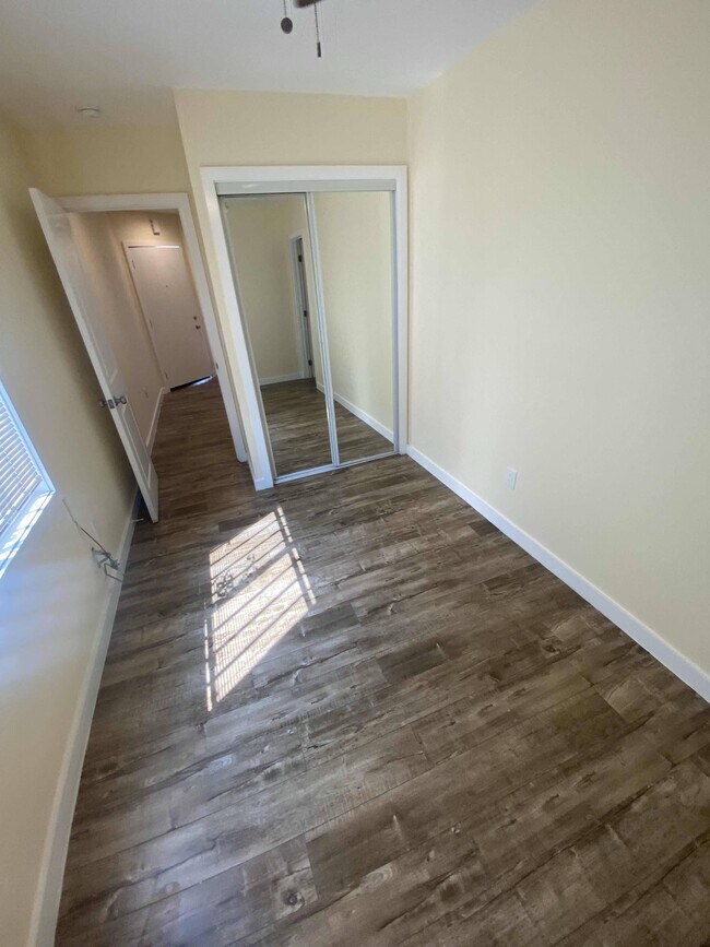 Building Photo - 424 W Gage Ave