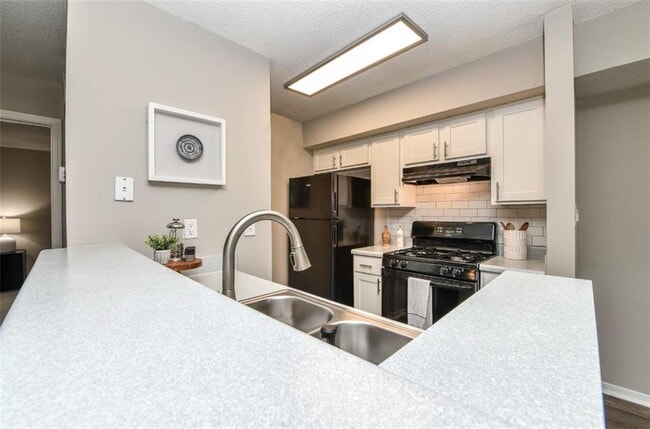 Building Photo - 670 Thornton Rd