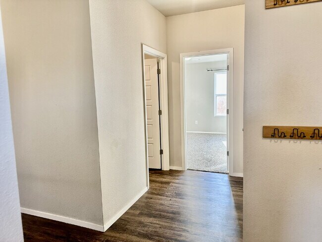 Building Photo - 920 Queen St