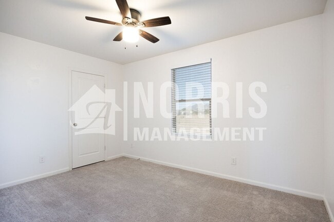 Building Photo - Beautiful Large Home Very Close to Freeway