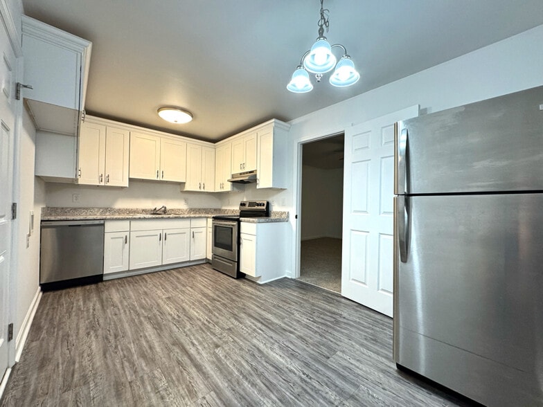 Building Photo - 613 W 4th Ave