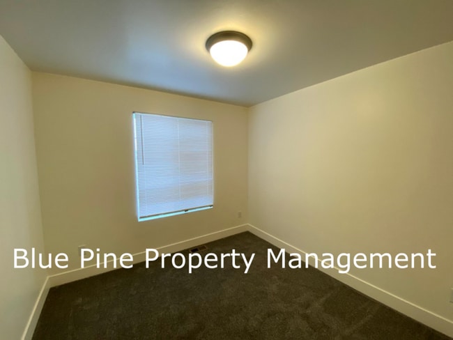 Building Photo - 1000 Sloane Wy